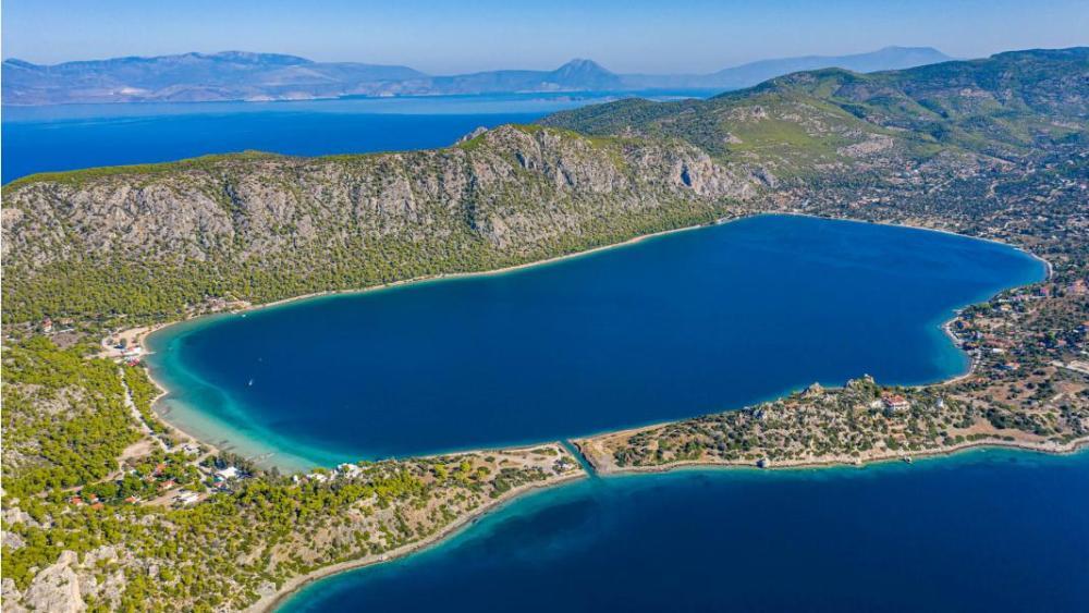 Vouliagmeni_lake_Heraion