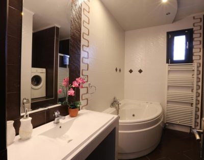 Tina Holiday House